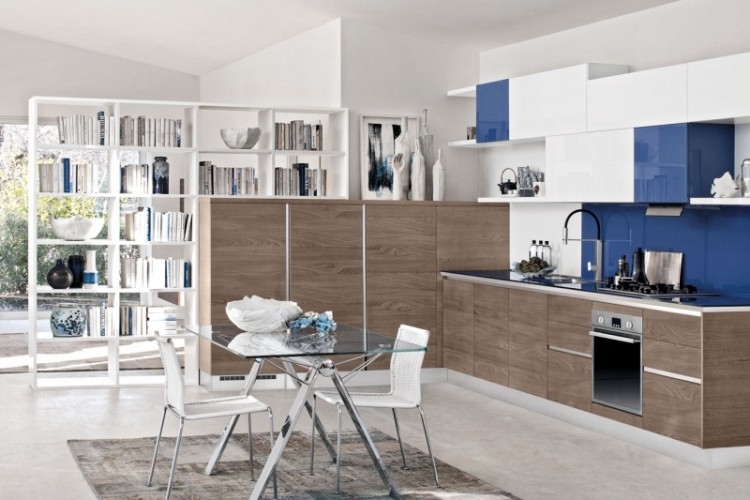 peinture-murale-cuisine-blanche-armoires-façades-blanches-bleues-bois-meuble-rangement