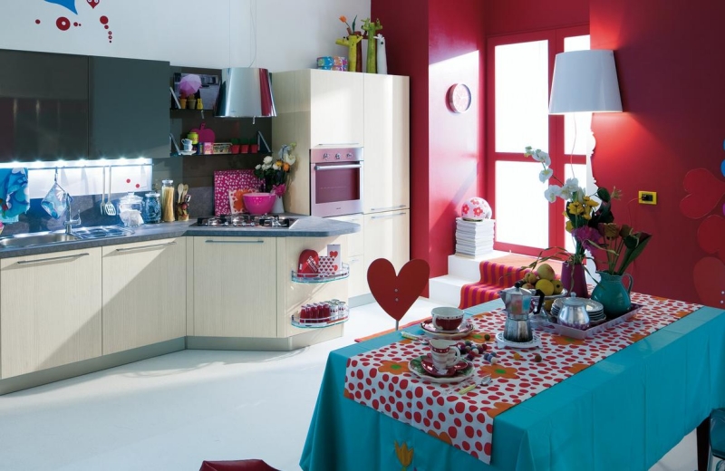 peinture-murale-cuisine-blanche-rose-framboise-armoires-blanches-grises-accents-turquoise