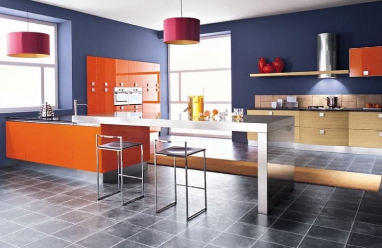 peinture-murale-cuisine-bleue-armoires-orange-finition-brillante-carrelage-sol-bleu