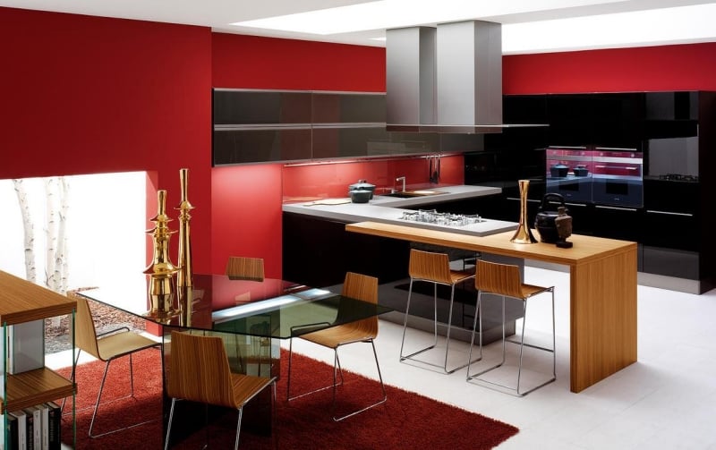 peinture-murale-cuisine-rouge-armoires-noires-finition-brillante-tapis-rouge-chaises-bois