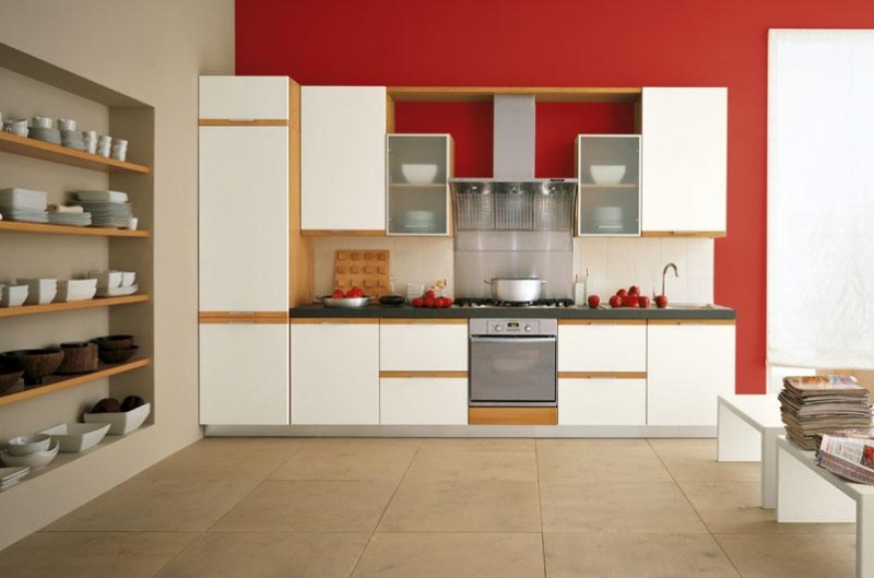 peinture-murale-cuisine-rouge-beige-clair-armoires-blanches-étagères-bois-clair peinture murale cuisine