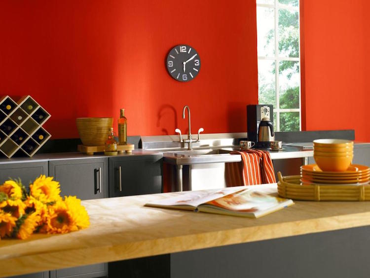 peinture-salon-chambre-cuisine-murs-rouge-écarlate-armoires-cuisine-anthracite