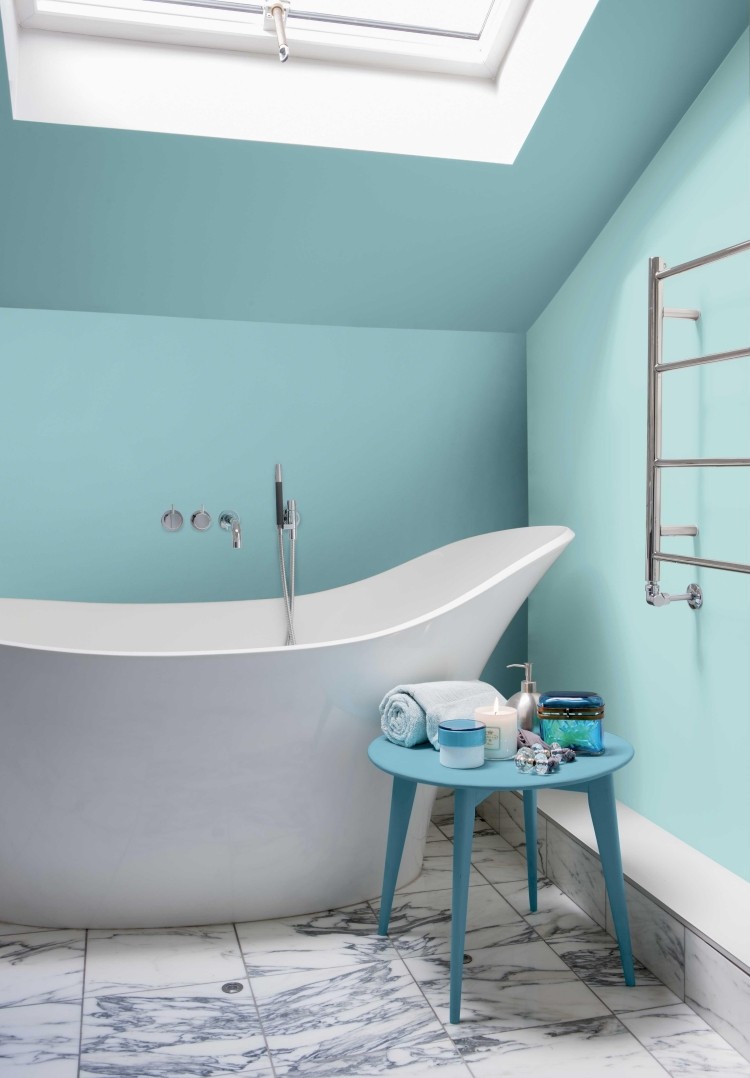 peinture-turquoise-baignoire-poser-table-ronde-plafond-incline
