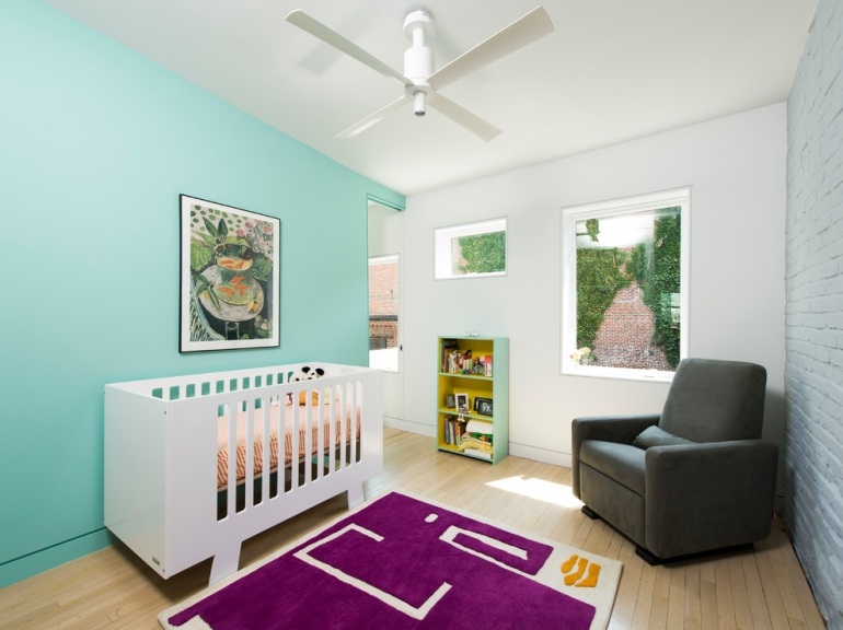 peinture-turquoise-blanche-brique-chambre-bébé-tapis-pourpre-fauteuil-gris-ventilateur