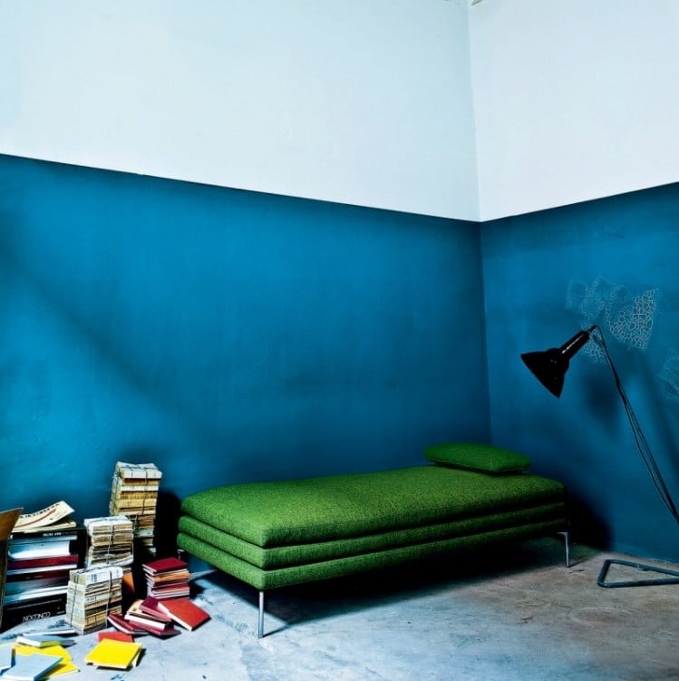 peinture-turquoise-blanche-petit-lit-lampe-livres