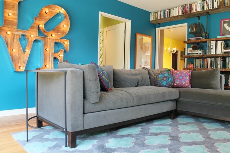 peinture-turquoise-canapé-rembourré-gris-tapis-motifs-bleus-déco-murale-étagères