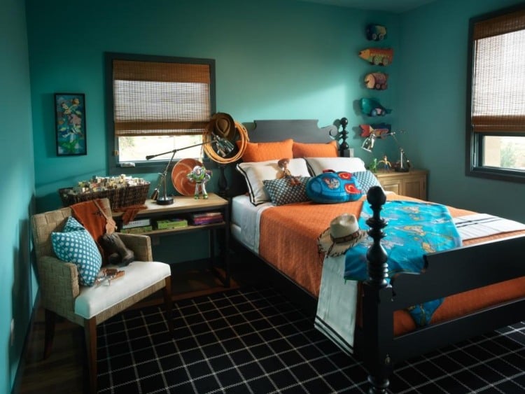 peinture-turquoise-chambre-ado-chaise-coussins-couverture