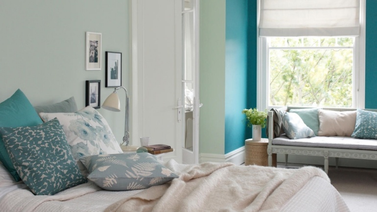 peinture-turquoise-chambre-coucher-classique-coussins-nuances-bleu