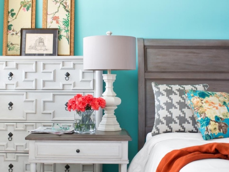 peinture-turquoise-chambre-coucher-lampe-poser-bouquet-oeillet-coussins-couverture