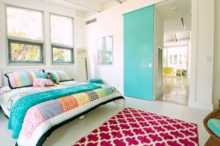 peinture-turquoise-chambre-coucher-mur-accent-literie-patchwork-kilim-motifs-magenta