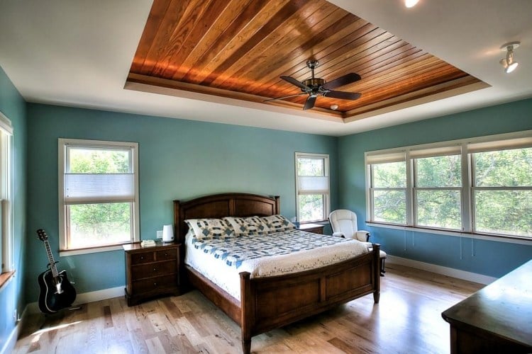 peinture-turquoise-chambre-coucher-parquet-flottant-plafond-bois