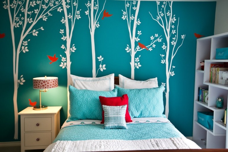 peinture-turquoise-chambre-fille-ado-stickers-muraux-arbres-oiseaux-rouges peinture turquoise 