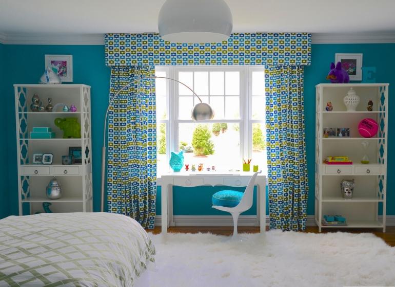 peinture-turquoise-chambre-fille-ado-tapis-duveteux-blanc-rideaux-meubles-rangement