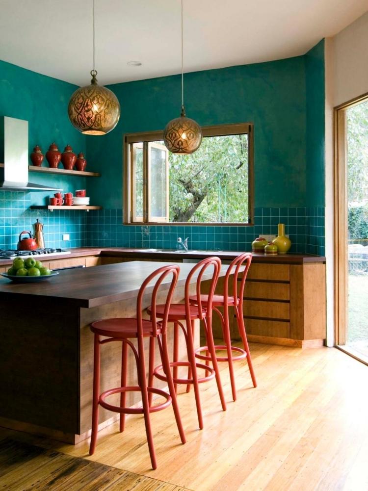 peinture-turquoise-cuisine-bar-tabouret-bar-suspension-etageres-bois