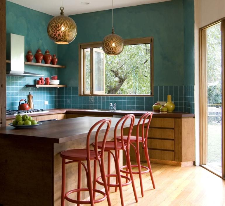 peinture-turquoise-cuisine-îlot-bois-chaises-hautes-suspensions-orient