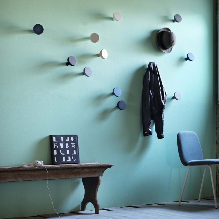 peinture-turquoise-deco-murale-patere-chaise-table-bois
