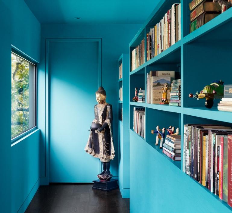 peinture-turquoise-corridor-rangement-murl-livres-statue peinture turquoise