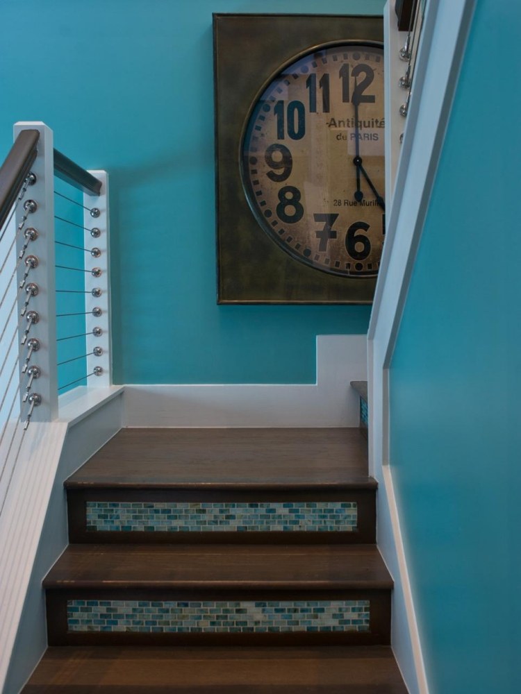peinture-turquoise-escalier-garde-corps-horloge-marches-bois