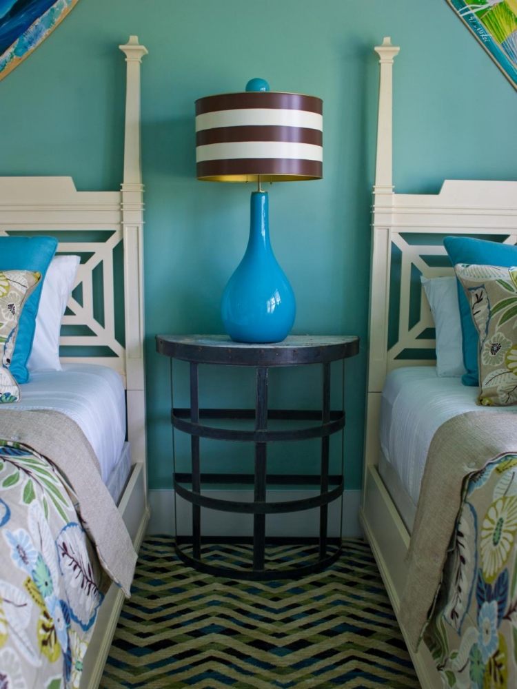 peinture-turquoise-lampe-poser-chambre-coucher-tapis-chevron