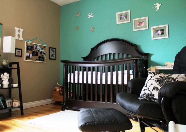 peinture-turquoise-marron-chambre-bébé-lit-bois-sombre-fauteuil-relax