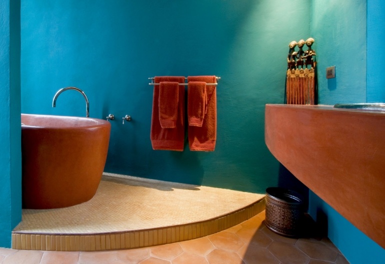 peinture-turquoise-salle-bains-baignoire-terre-cuite-accessoires-déco-exotique
