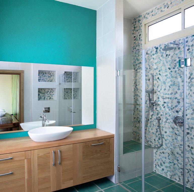 peinture-turquoise-salle-bains-carrelage-sol-turquoise-douche-italienne-meuble-vasque-bois