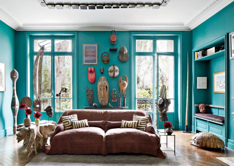 peinture-turquoise-salon-exotique-masques-africaines-coussins-parquet peinture turquoise
