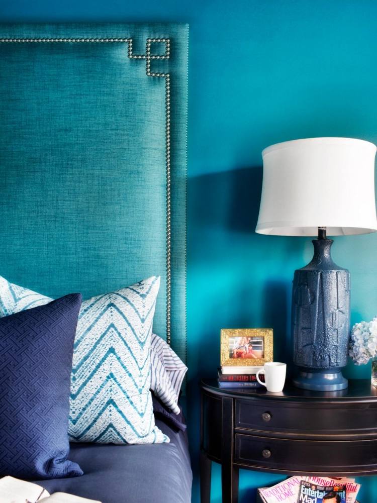 peinture-turquoise-table-chevet-lampe-poser-coussins-tete-lit-chambre-coucher