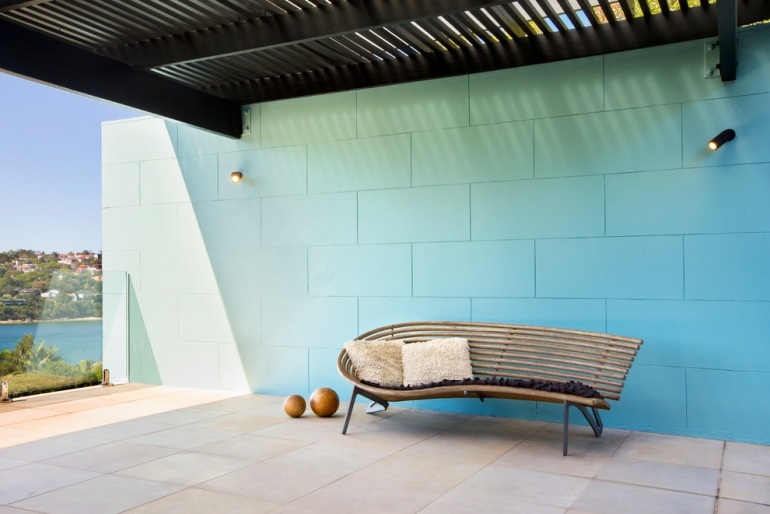peinture-turquoise-terrasse-carrelée-déco-murale-ombré-blanc-turquoise-banc-bois