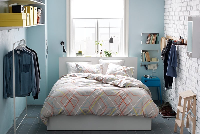 petite-chambre-adulte-idées-décoration-couleurs-claires-meubles-pratiques