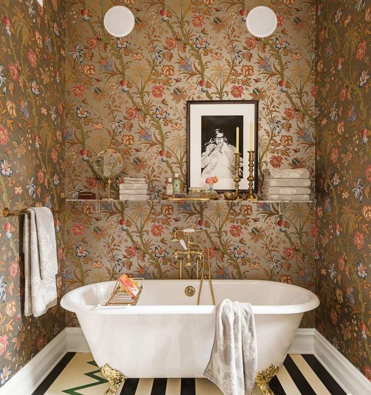 petite-salle-bains-papier-peint-floral-rétro-baignoire-ancienne