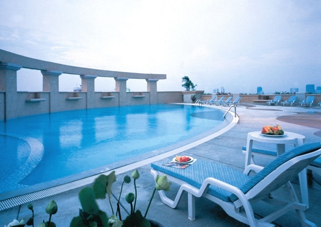 Бассейн в бангкоке. Байок Скай бассейн. Байок Скай отель Бангкок бассейн. Baiyoke Sky Hotel бассейн. Гостиница в Бангкоке с горкой и бассейном.
