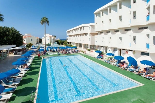 piscine-exterieur-chaises-longues-parasol-pelouse-palmier-hotel-Anlage