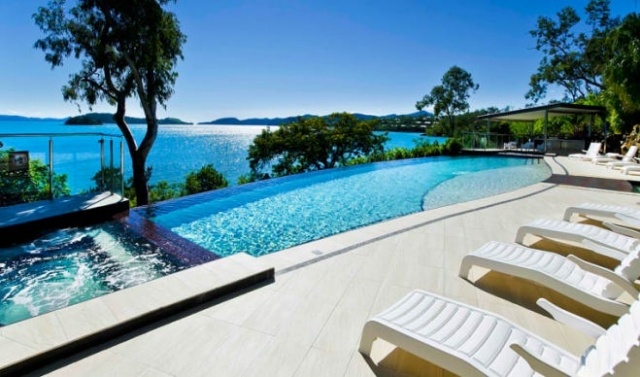 piscine-exterieur-chaises-longus-tout-confort-revetement-sol