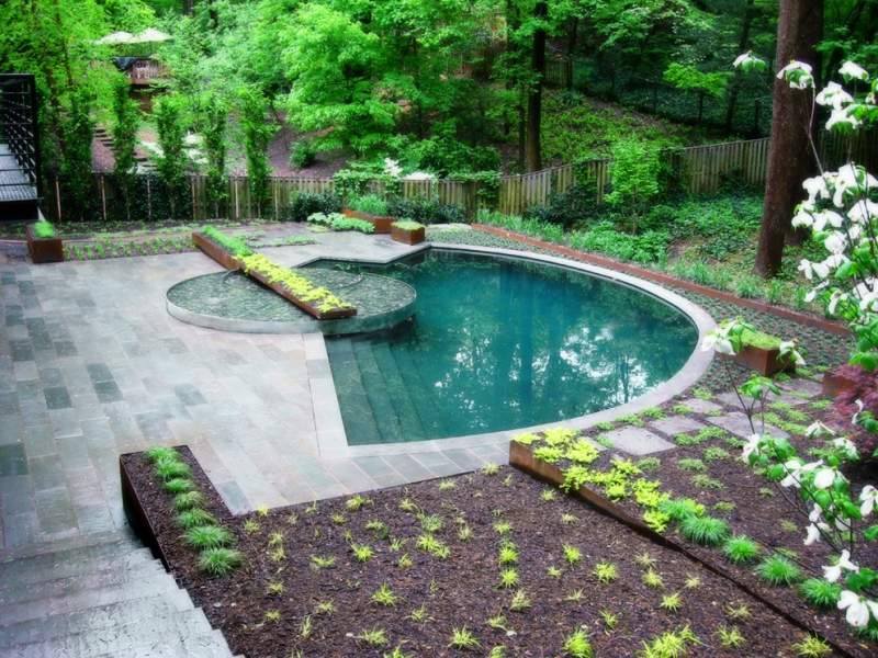 piscine-exterieur-demi-cercle-plantes-vertes-arbres-clôture-bois piscine extérieur