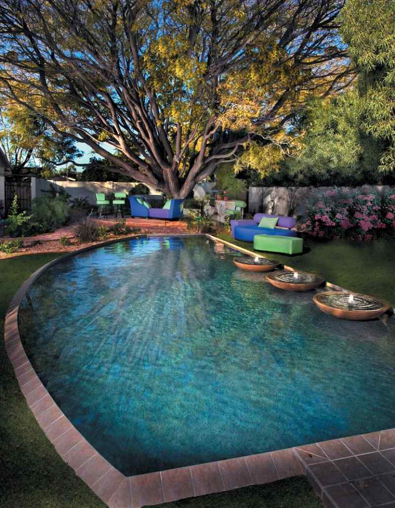 piscine-exterieur-forme-asymétrique-fontaines-terrase-bois-lounge piscine extérieur