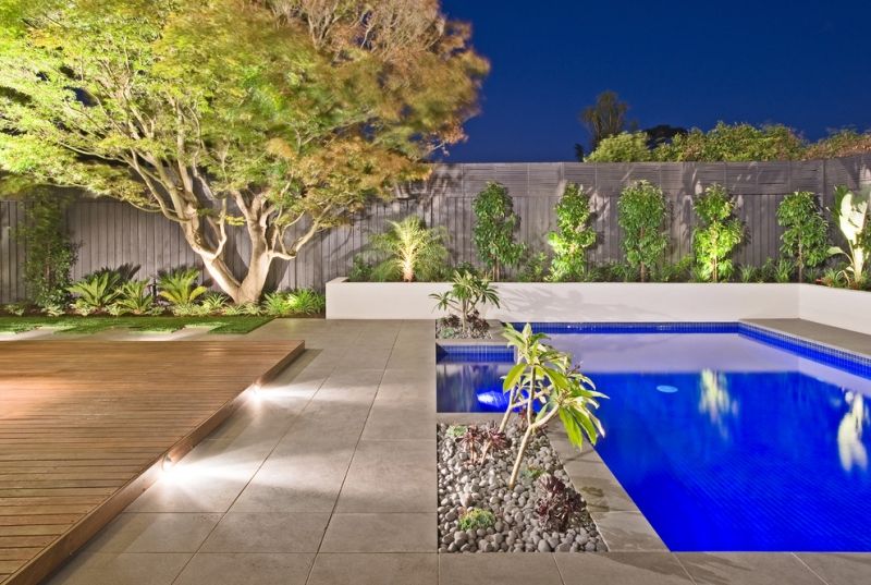 piscine-exterieur-moderne-galets-plantes-vertes-plage-carreaux-bois-composite