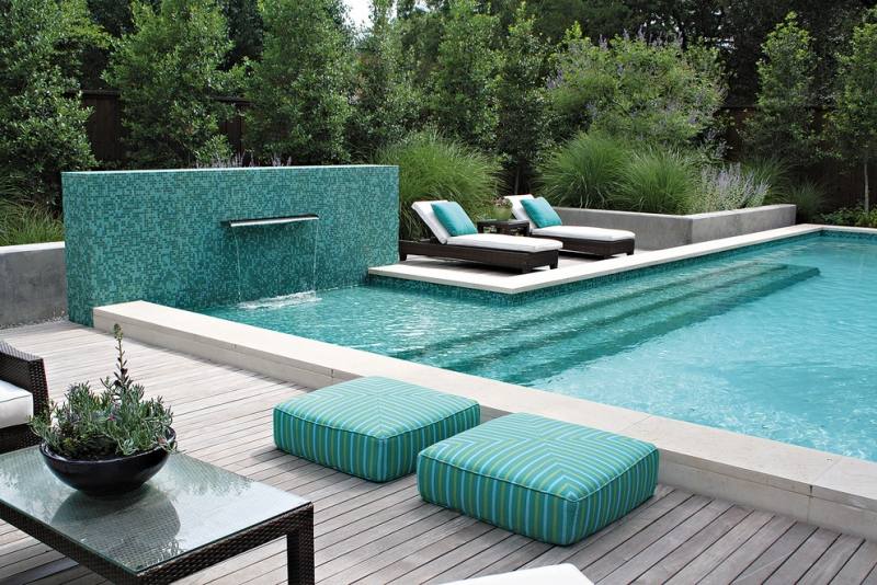 piscine-exterieur-moderne-grande-chaises-longues-tabourets-turquoise-cascade-mosaique