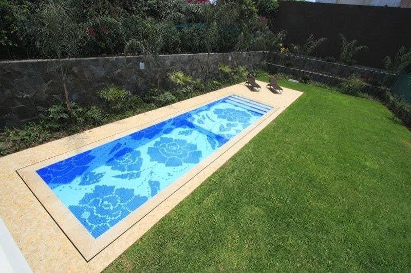 piscine-exterieur-mosaique-roses-bleu-gazon-parois-verre-plantes-vertes