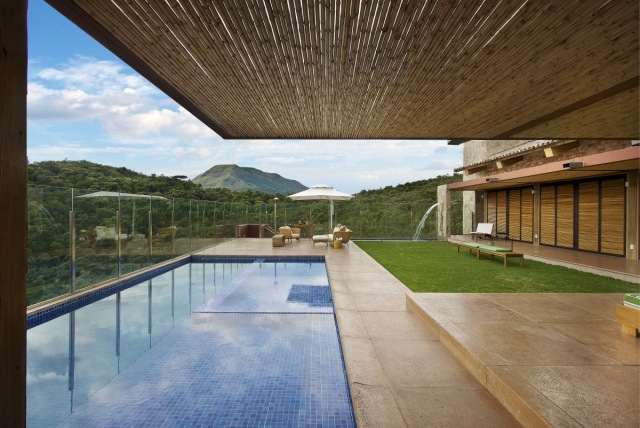 piscine extérieur pelouse-fontaine-revetement-sol-pierre