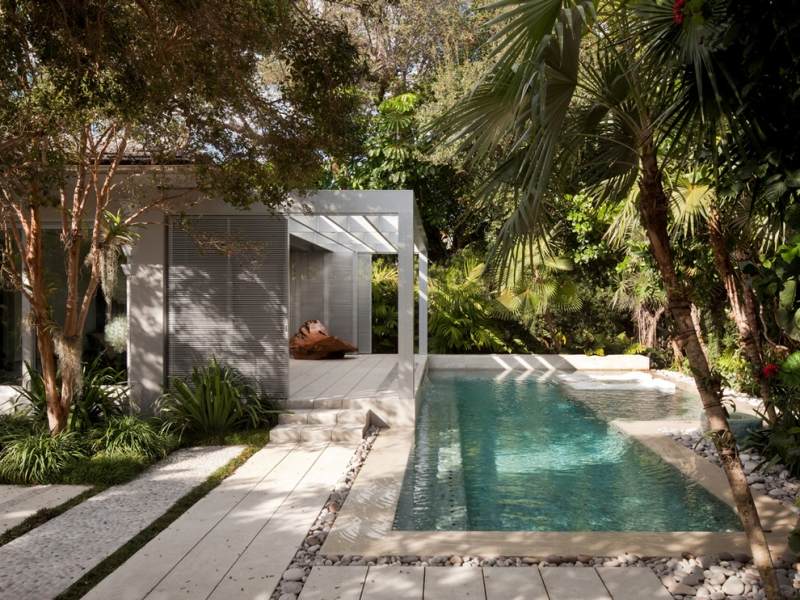 piscine-exterieur-rectangulaire-galets-palmiers-terrasse-moderne