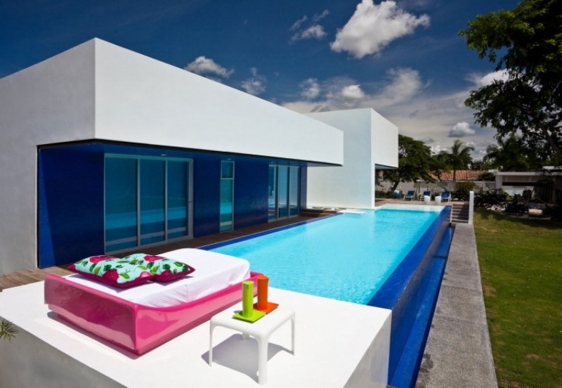 piscine-exterieur-rectangulaire-moderne-lit-jour-rose-tale-basse piscine extérieur