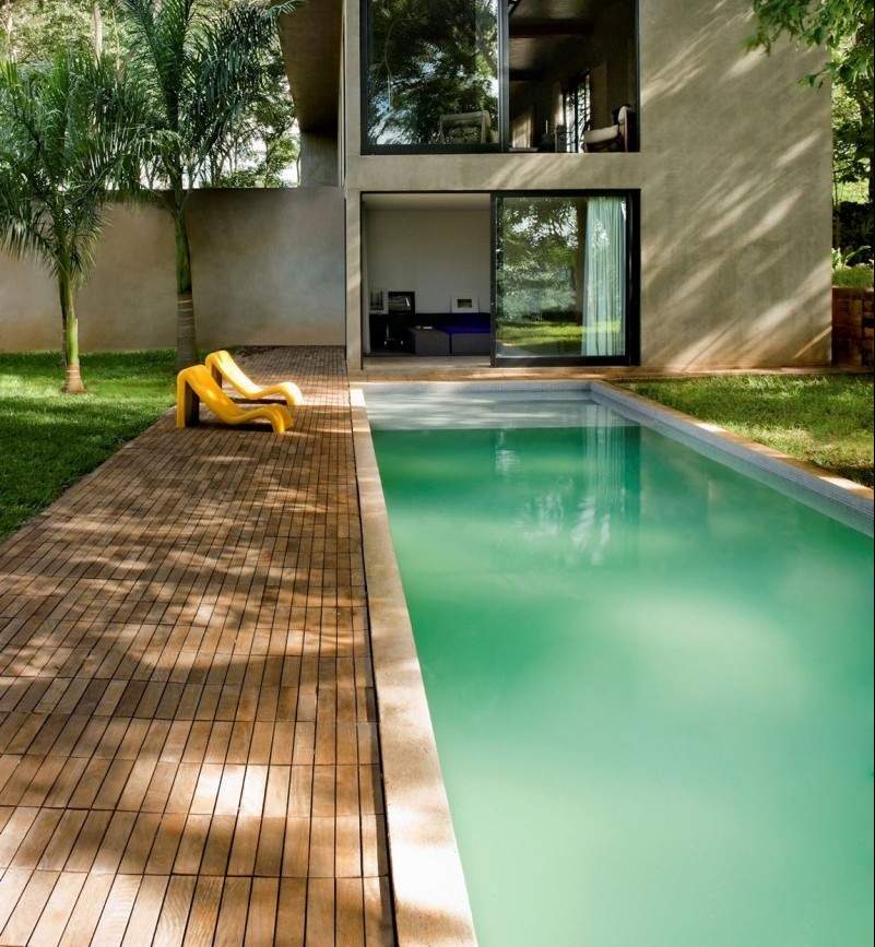 piscine-exterieur-rectangulaire-plage-bois-chaises-longues-jaunes piscine extérieur