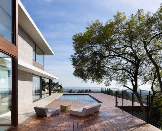 piscine-exterieur--terrasse-bois-chaises-longues-maison-luxe