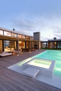 piscine-exterieur-terrasse-bois-coin-repas-canape-tout-confort