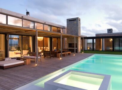 piscine-exterieur-terrasse-bois-coin-repas-canape-tout-confort