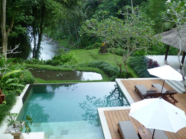 piscine-exterieur-terrasse-bois-parasol-bassin-jardin-sol-bois