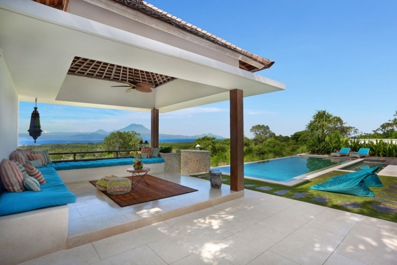 piscine-exterieur-terrasse-carrelée-banc-coussins-piscine-rectangulaire-moderne