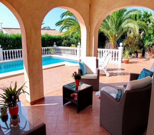 piscine-exterieur--terrasse-couverte-palmiers-chaises-coin-detente-brise-vue-naturelle