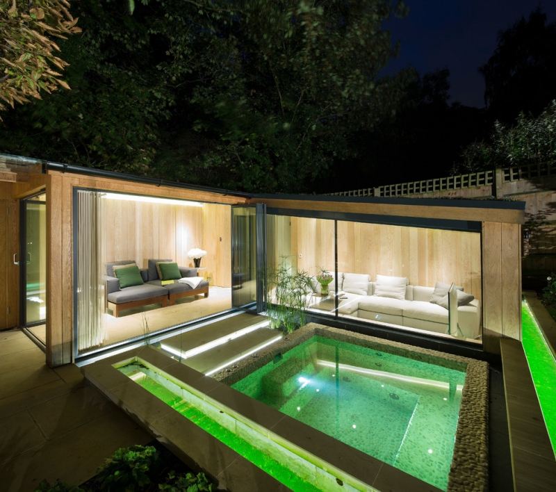 piscine-exterieur-éclairage-led-vert-parois-verre-galets-terrase-vue piscine extérieur